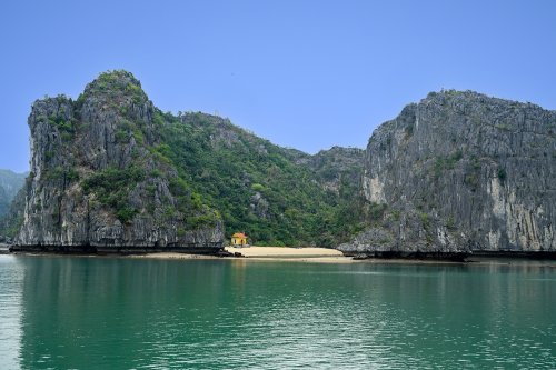 Baie de Lan Ha (Vietnam) -  Petite plage  avec une maison isolée entre deux pitons de calcaire(VO-25-0539)
