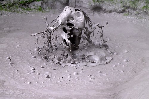 Parc national du Rincon de la Vieja (Alajuela, Costa Rica) - Bulle de boue bouillonnnante sur les pentes  du volcan(VO-25-1103)