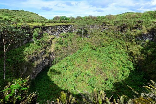 Los Gemelos (Santa Cruz, Galapagos, Equateur) - Cratère dû à l'effondrement d'une chambre magmatique(VO-26-0059)