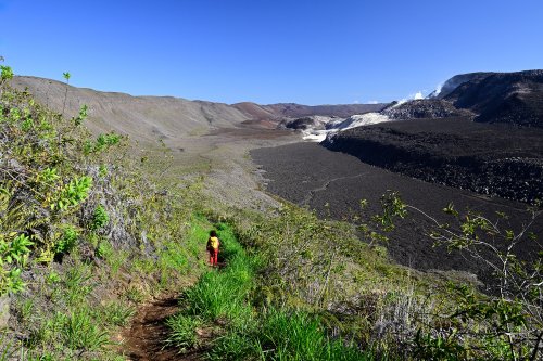 Volcan Sierra Negra (Isabela, Galapagos, Equateur) -  Chemin descendant à la caldeira pour accéder aux mines de souffre (VO-26-0623)