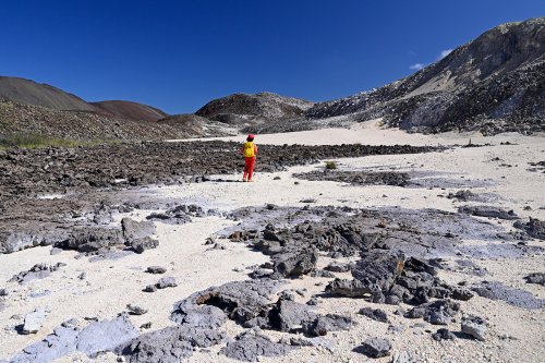 Volcan Sierra Negra (Isabela, Galapagos, Equateur) - Mines de souffre (Sulfur fumaroles) : zone de sable et de blocs épars (avec personnage)(VO-26-0641)