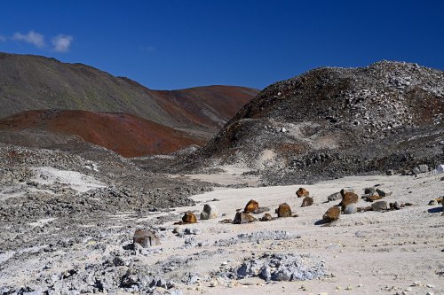 Volcan Sierra Negra (Isabela, Galapagos, Equateur) - Mines de souffre (sulfur fumaroles)   zone de sable et de blocs épars (VO-26-0644)