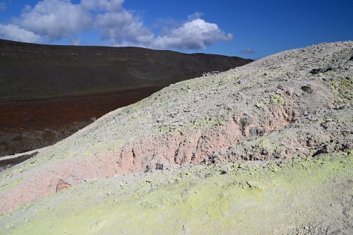 Volcan Sierra Negra (Isabela, Galapagos, Equateur) - Mines de souffre (Sulfur fumaroles) : sol coloré par le souffre (VO-26-0655)