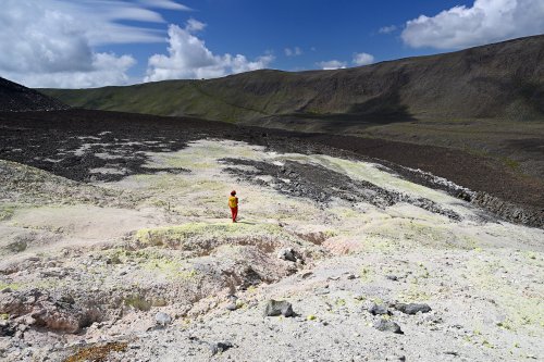 Volcan Sierra Negra (Isabela, Galapagos, Equateur) - Mines de souffre (Sulfur fumaroles) :  dépôts de souffre sur les pentes (avec personnage)(VO-26-0659)
