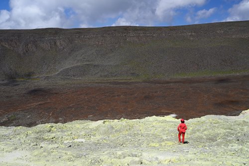 Volcan Sierra Negra (Isabela, Galapagos, Equateur) - Mines de souffre (Sulfur fumaroles) : personnage sur des dépôts de souffre(VO-26-0670)