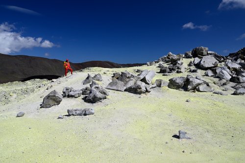 Volcan Sierra Negra (Isabela, Galapagos, Equateur) - Mines de souffre (Sulfur fumaroles) : personnage sur les dépôts de souffre avec blocs de basalte (VO-26-0678)