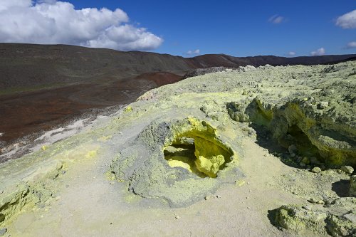 Volcan Sierra Negra (Isabela, Galapagos, Equateur) -  Mines de souffre (Sulfur fumaroles) : petit cratère de souffre créé par les fumerolles(VO-26-0682)