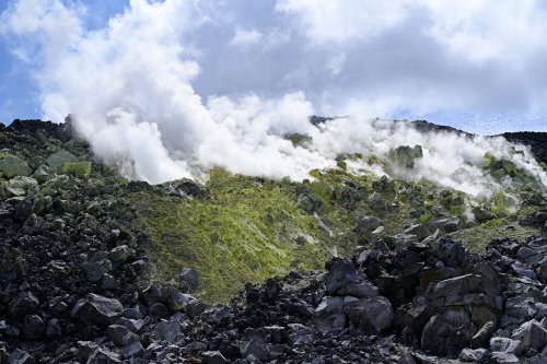 Volcan Sierra Negra (Isabela, Galapagos, Equateur) - Mines de souffre (Sulfur fumaroles) : vue générale de la zone de fumerolles avec dépôts de souffre(VO-26-0697)