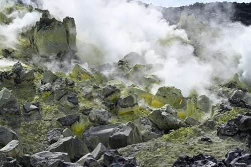 Volcan Sierra Negra (Isabela, Galapagos, Equateur) - Mines de souffre (Sulfur fumaroles) : fumerolles au milieu des dépôts de souffre (sans ciel)(VO-26-0707)