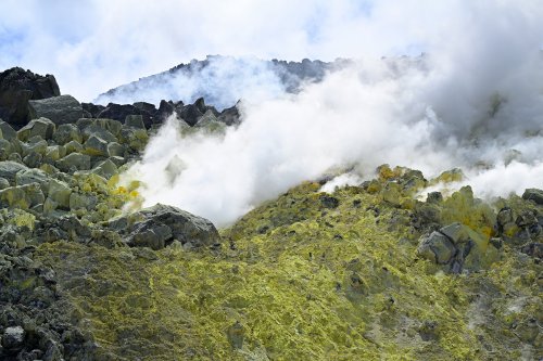 Volcan Sierra Negra (Isabela, Galapagos, Equateur) - Mines de souffre (Sulfur fumaroles) : zone de fumerolles avec dépôts de souffre (avec ciel)(VO-26-0710)