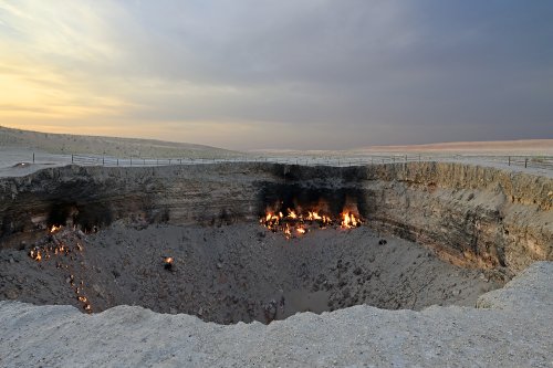 Cratère de Darvasa - Porte de l'Enfer (province d'Ahal, Turkménistan) - Vue d'ensemble du cratère(VO-26-0818)