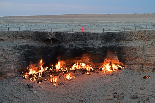Cratère de Darvasa - Porte de l'Enfer (province d'Ahal, Turkménistan) - Détail du gaz brulant au pied d'une paroi du cratère.(VO-26-0829)