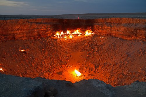 A l'occasion de l'expédition spéléologique au Turkménistan de 2026, nous avons pu visiter quelques sites touristiques du pays.
Le cratère de Darvasa , surnommé la Porte de l'Enfer, dans la province d'Ahal, est une curiosité géologique. Il s'agit d'un cratère d'effondrement au fond duquel brûle en permanence du gaz naturel qui s'échappe naturellement depuis 1971. Il s'est créé par accident lors d'une campagne d'extraction de gaz.
Par ailleurs, la région du Köytendag, lieu  de nos explorations spéléologiques, recèle deux sites touristiques fréquentés essentiellement par des visiteurs locaux :

Le Plateau des Dinosaures, situé sur le versant occidental de la montagne du Köýtendag, est une grande dalle calcaire de 400 mètres de long sur 300 mètres de large, sur laquelle se trouvent quelque 2500 empreintes de dinosaures (Theropodes et Ornithopodes), formant 31 pistes identifiées.
La Grotte des 40 Vierges est quant à elle un lieu de culte très fréquenté. Elle est spectaculaire car des milliers de rubans colorés sont accrochés aux parois et au plafond. En effet la légende veut que si l'on lance une boulette d'argile à laquelle est accroché un ruban et qu'elle demeure collée à la parois, alors les voeux que l'on fait seront exaucés.

Enfin, les marches d'approche des grottes nous ont donné l'occasion de parcourir les canyons et plateaux arides du massif du Köýtendag.