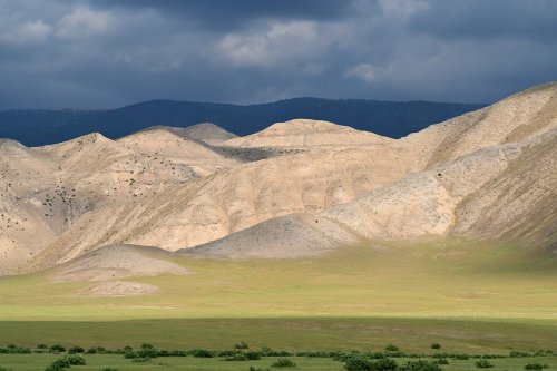 Région du Köytendag (Turkménistan) - Collines de gypse avec prairie herbeuse au pied du Massif du Köytendag (ciel d'orage).(VO-26-0935)