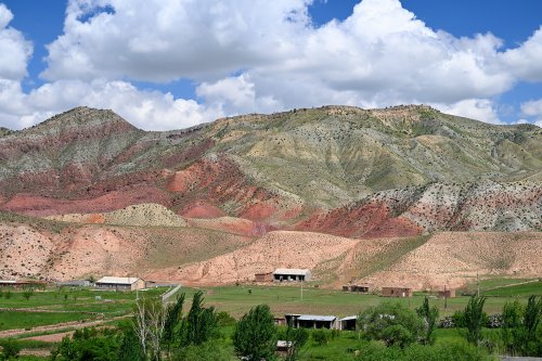 Région du Köytendag (Turkménistan) -  Vallée et montagnes colorées  face au  Plateau des Dinosaures(VO-26-1002)