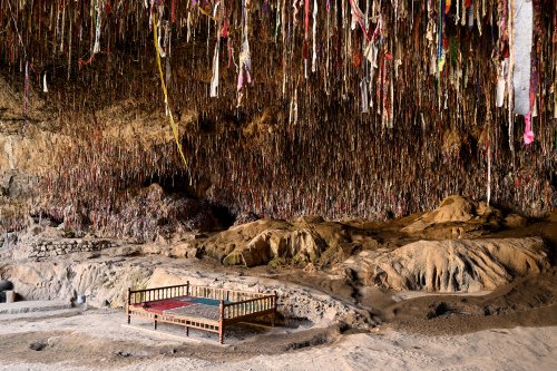 Région du Köytendag (Turkménistan) - Grotte de Kyrk Gyz (ou des 40 Vierges) : vue d'ensemble du porche d'entrée de la grotte avec banquette au milieu(VO-26-1070)