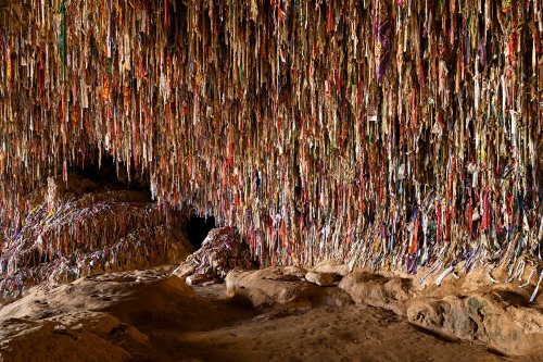 Région du Köytendag (Turkménistan) - Grotte de Kyrk Gyz (ou des 40 Vierges) avec les rubans colrés suspendus au plafond(VO-26-1086)