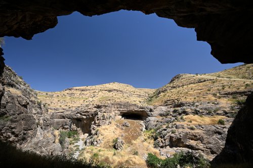 Région du Köytendag (Turkménistan) - Grotte de Gugurtli vu depuis un porche de l'autre côté du canyon.(VO-26-1137)