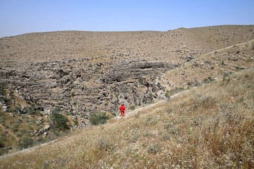 Région du Köytendag (Turkménistan) - Plateau et canyon  de Tush Yurruk (avec personnage de dos).(VO-26-1152)