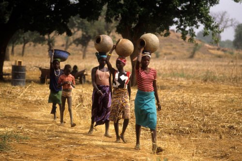 Burkina Faso - Groupe de femmes avec cruches sur la tête sur un sentier(Voy-01416)