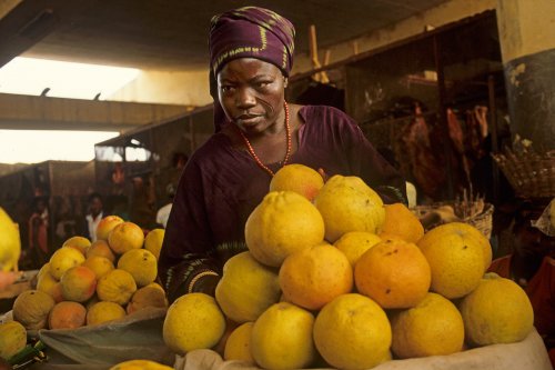 Burkina Faso - Marché de Ouagadougou : marchande d'oranges(Voy-01445)