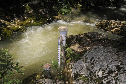 Limnigraphe (suivi des niveaux) installé en aval immédiat de la source du Lamalou (Hérault)  (H 08-0011)
