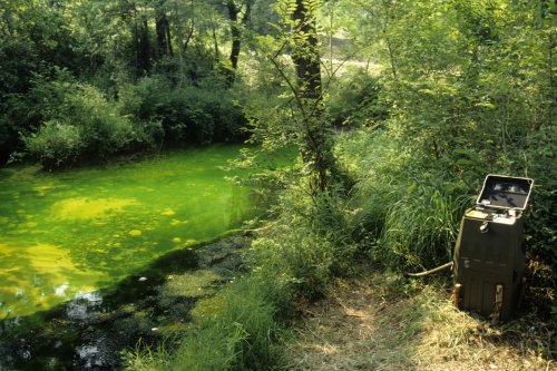 Préleveur automatique d'échantillons lors d'une opération de traçage (Source des Fontaigneux, Gervanne, Drôme)(H 0727)