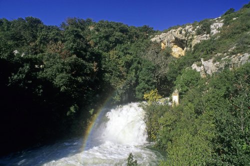 Source du Liroue en crue (Les Matelles, Hérault)(H 1181)