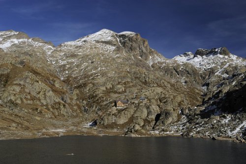Massif de la Gardolasque avec le refuge de Nice (Alpes Maritimes)(M 09-0168)