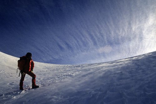 Arrivée au col de Belledone balayé par le vent (Isère)(M 1278)