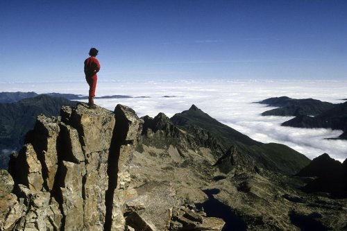 Dans les  massifs  des Alpes et des Pyrénées, différentes façons d'aborder la montagne : courses sur neige ou sur rocher, à ski de randonnée ou ski de raid. 
