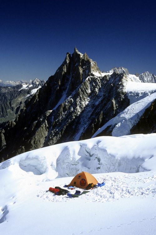 Bivouac sur la voie des Grands Mulets (Mont Blanc) avec l'Aiguille du midi en fond(M 3450)