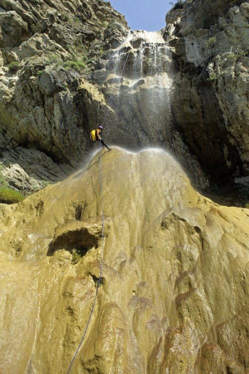 Torrent de Praux(Alpes de Haute Provence). Personnage dans cascade avec dôme de tuf ((M 4351)