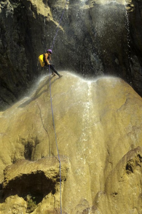 Torrent de Praux(Alpes de Haute Provence) . Personnage dans cascade avec dôme de tuf .(M 4352)