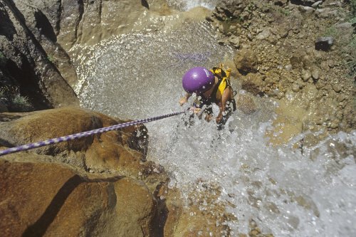 Multiples aspects du canyoning avec descente de cascades en rappel, nage et progression dans des défilés étroits appelés "oscuros" dans des canyons du sud de la France (Alpes Maritimes et Pyrénées) et d'Espagne (Sierra de Guara).