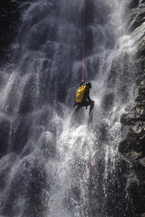 Cascades d'Orgon (Gard). personnage au milieu d'une cascade.(M 4724)