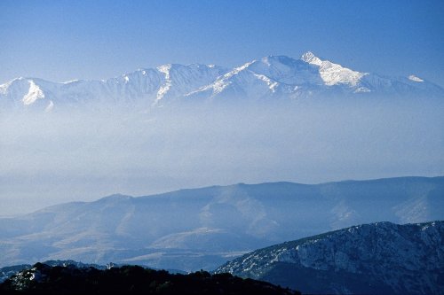 Pic du Canigou enneigé (Pyrénées Orientales)(M 6427)