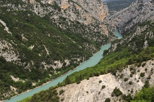 Les canyons sont des gorges, souvent profondes, entaillant des régions calcaires tabulaires et généralement dues à l'enfoncement d'un cours d'eau prenant sa source à l'extérieur du domaine karstique et dont le débit est suffisant pour compenser les pertes par absorption. Ils constituent le niveau de base régional des eaux et conditionnent ainsi la position des exutoires. Les gorges du Tarn, dans les Grands Causses, sont l'exemple par excellence du Canyon.