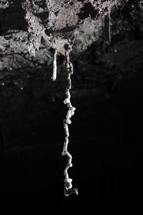 Hawaï (USA) - Tube de lave - Maelström Cave - Stalactite constituée de boules de lave(sp-08-0042)