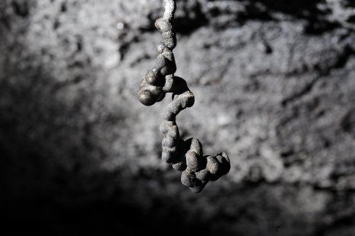 Hawaï (USA) - Tube de lave - Maelström Cave - Stalactite constituée de boules de lave (détail)(sp-08-0056)
