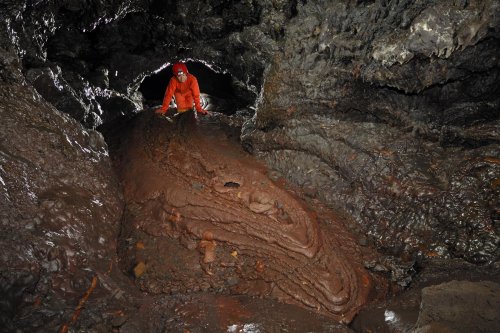 Hawaï (USA) - Tube de lave - Manu Nui - Ramping sur une "langue" de lave(sp-08-0321)