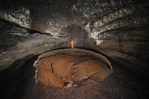 Hawaï (USA) - Tube de lave - Kazamura cave - Bulle effondrée dans plancher (SP-08-0363)