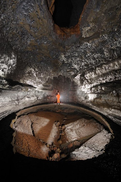 Hawaï (USA) - Tube de lave - Kazamura cave - Bulle effondrée dans plancher (SP-08-0369)