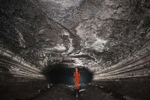 Hawaï (USA) - Tube de lave - Kazamura cave - Galerie avec stries de lave sur les parois(SP-08-0380)