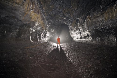 Hawaï (USA) - Tube de lave - Kazamura cave - Progression dans galerie(SP-08-0415)