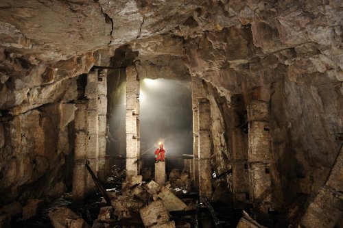 Aven grotte de la cave de Vitalis (Causse du Larzac, Aveyron) - L'entrée a été utilisée comme cave à fromage. Actuellement, il n'en subsiste plus que des piliers branlants (Avril 2008, Nikon D3) (S 2008-0713)