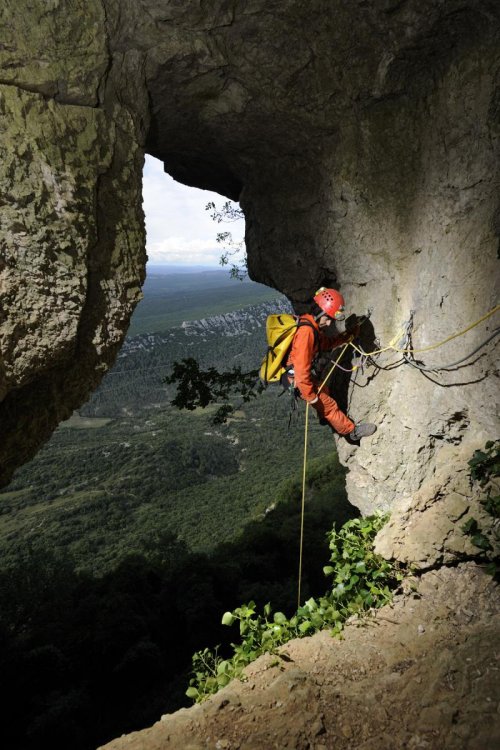 Aven des Deux Versants (Hérault). Cet aven traverse de part et d'autre le Pic Saint-Loup, montagne calcaire située  au nord  de Montpellier. Descente du dernier puits qui débouche dans le versant nord (Juillet 2008, Nikon D3)(S 2008-0769)
