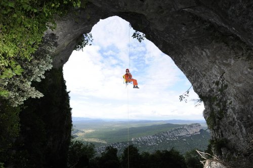 Aven des Deux Versants (Hérault). Descente du dernier puits qui débouche dans le versant nord du Pic Saint-Loup (Juillet 2008,  Nikon D3)(S 2008-0779)
