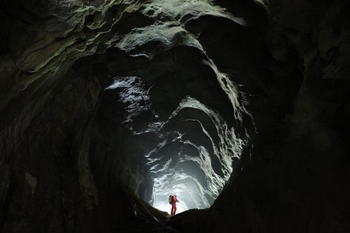 Grotte Favot (Vercors, Isère). Galerie d'entrée en contre-jour (Août 2008, Nikon D3)(S 2008-0892)