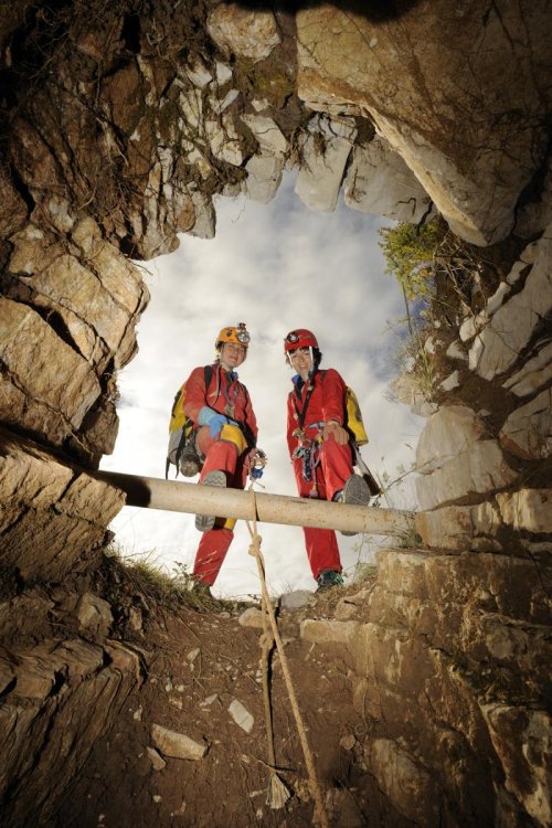 Aven de Clara (Larzac). Deux spéléologues s'apprêtent à faire l'exploration de cette cavité qui a été désosbstruée (Octobre 2008, Nikon D3X)(S 2008-0976)